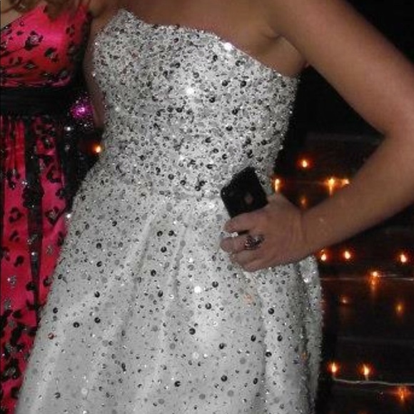 Sherri Hill White and Silver formal dress size 4 - Picture 4 of 6